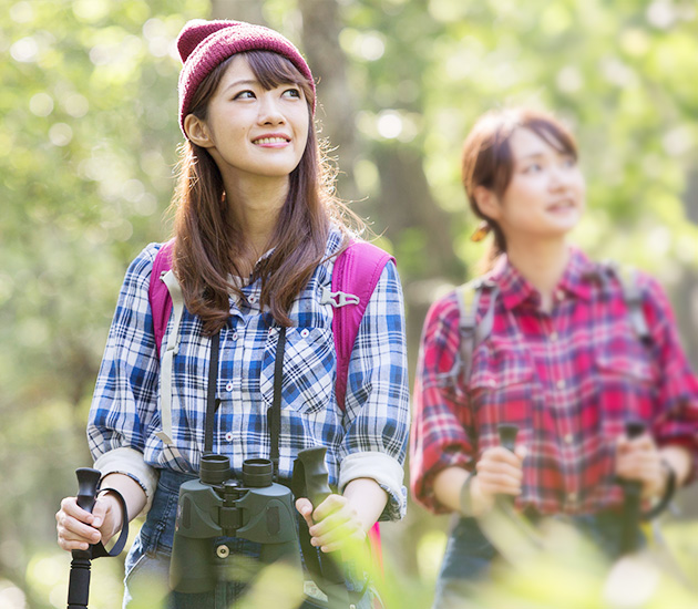 トレッキングをする女性